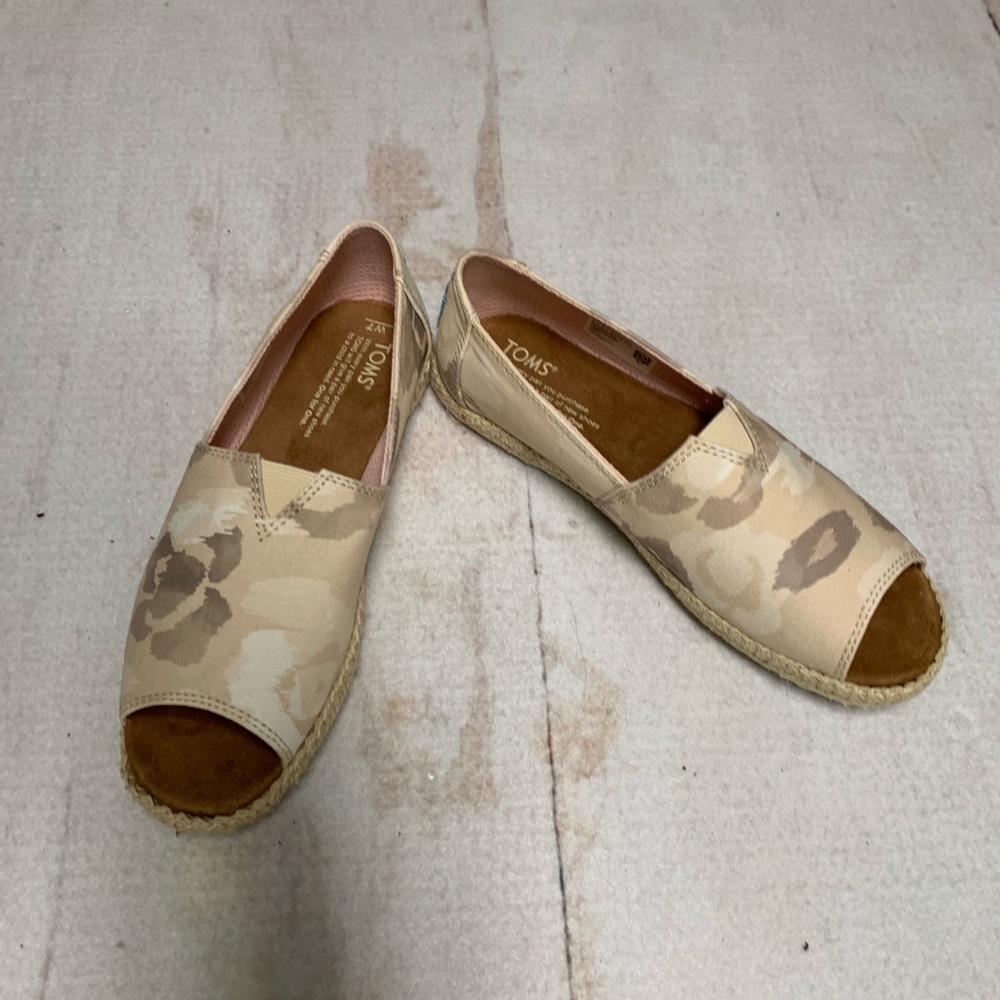 Toms open toe flat - size 7